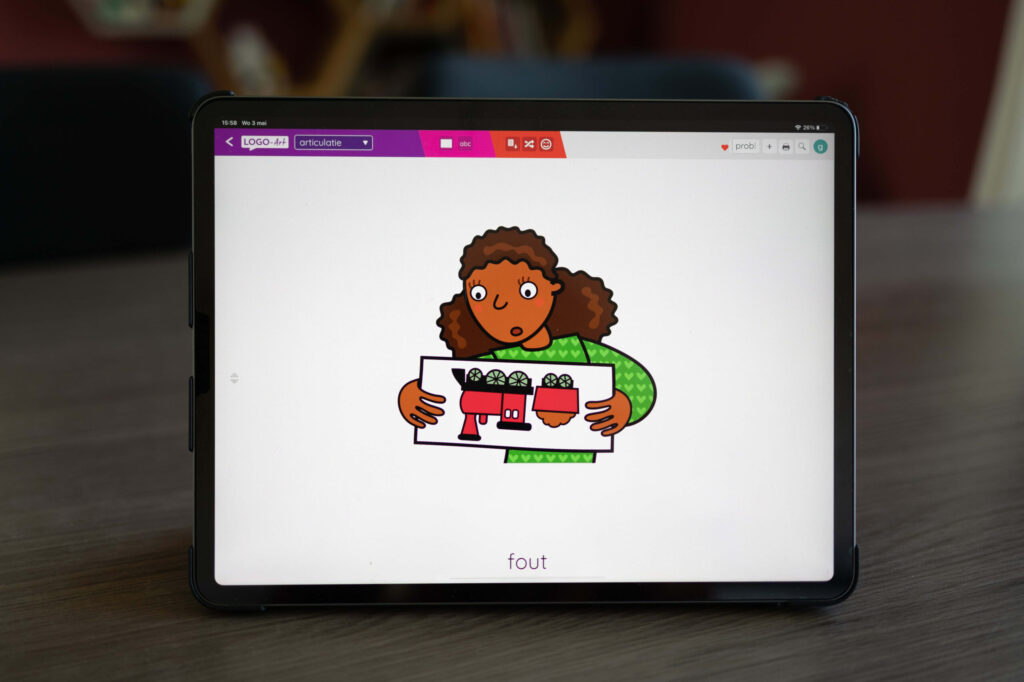 Tablet met weergave van de logopedisten app Logo-ART